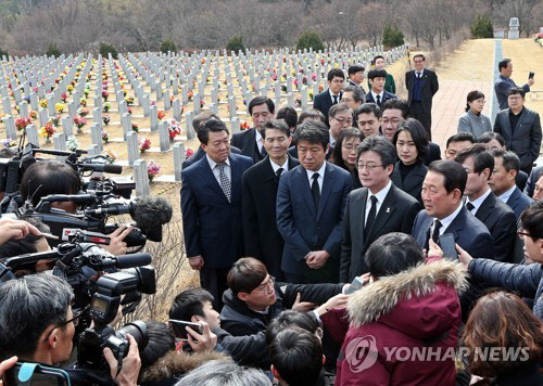 대전현충원 찾은 유승민·박주선 대표